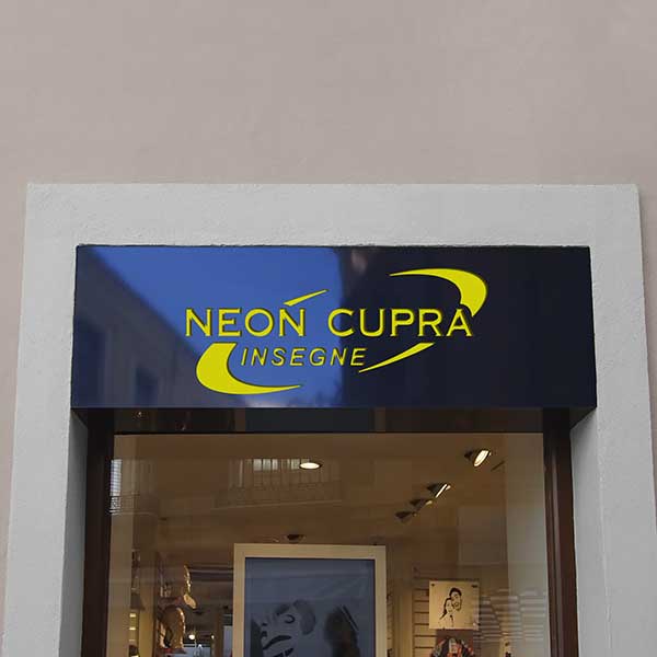 Monofaccialetraforataorizzontalenera Insegna luminosa a led monofacciale traforata